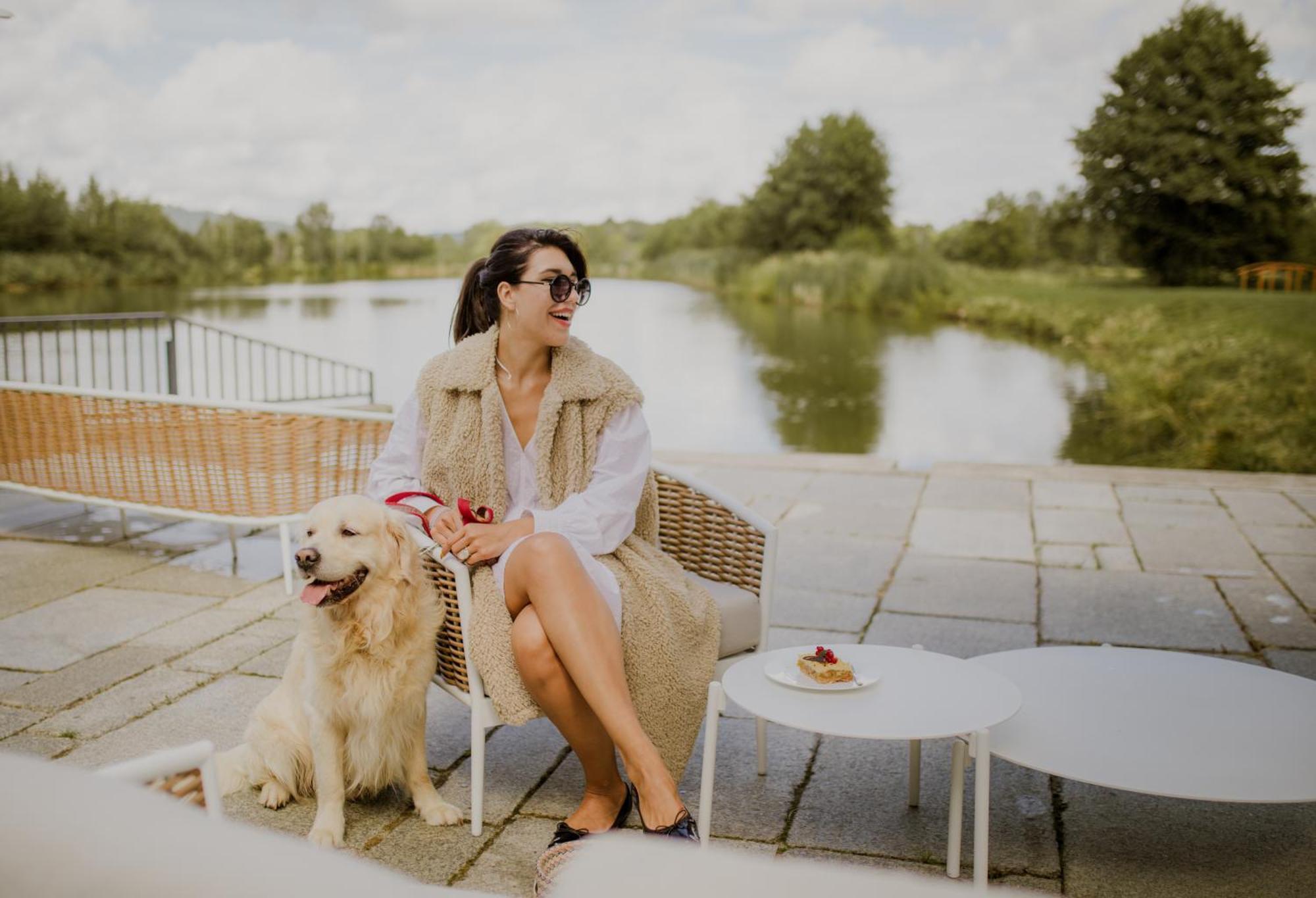 Palac Pakoszow Schlosshotel Wernersdorf Jelenia Góra Εξωτερικό φωτογραφία A woman with her dog